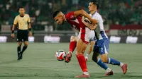 Pertandingan Bali United versus Persib Bandung di BRI Super League 2025/2026. Tampak Eliano Reijnders (kanan) berduel dengan pemain Bali United. (Alit Binawan/Bola.com)