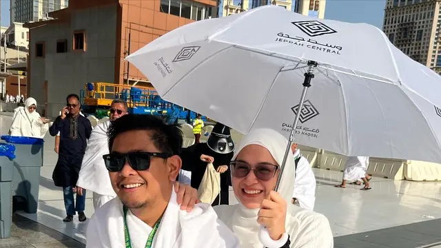 Nina Zatulini menunaikan ibadah haji 2023 bareng suami, Chandra Tauphan (Foto: instagram ninazatulini22)