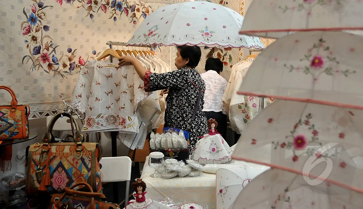  Pengunjung mengunjungi stand yang menarik minat mereka di International Handicraft Trade Fair (Inacraft) 2015 di JCC, Jakarta, Kamis (9/4/2015). Pameran berlangsung pada 8-12 April 2015 menampilkan kerajinan khas Indonesia. (Liputan6.com/Johan Tallo)