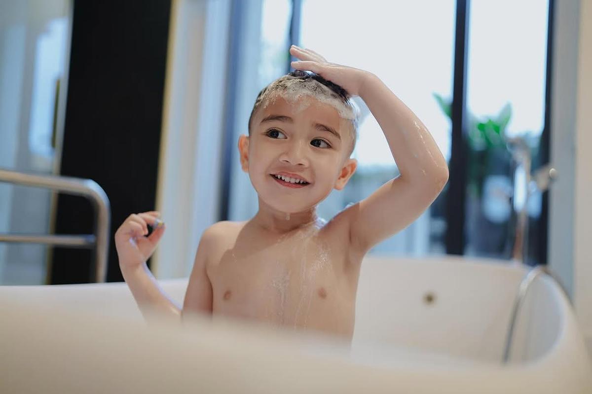 Potret Rayyanza Mandi di Bathtub Saat Liburan, Netizen Heboh: Masih Kecil Tapi Gantengnya Kelewatan