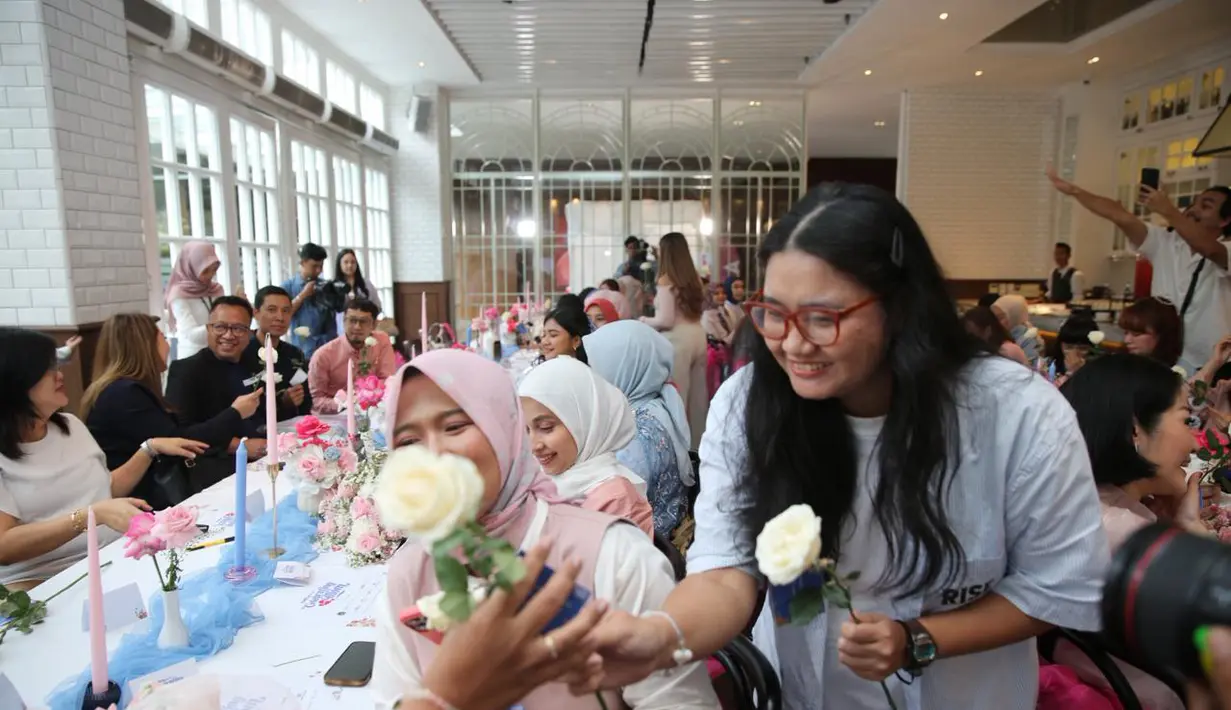 Tak kalah mengharukan, momen pemberian bunga kepada para mama menjadi simbol cinta dan penghormatan. Satu per satu ibu menerima bunga, senyum hangat, dan pelukan penuh rasa syukur, menguatkan pesan bahwa setiap ibu layak dirayakan.[FOTO:FIMELA/ADRIAN].