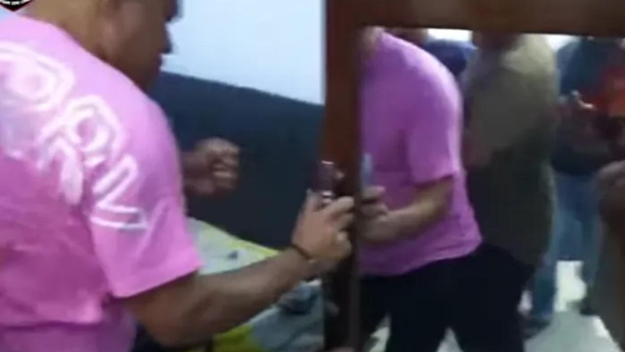 Panjul Ngumpet di Dalam Lemari