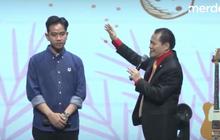 Ekspresi Wajah Wapres Gibran saat Didoakan Pendeta Bersama Umat Kristiani di Gereja Surakarta 'Nanti ada Kado Natal Untuk Anak-anak