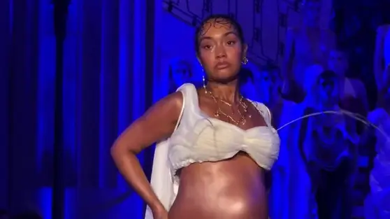 Leigh-Anne Pinnock eks Little Mix Bikin Heboh di London Fashion Week, Cairan Mirip ASI Keluar dari Dadanya
