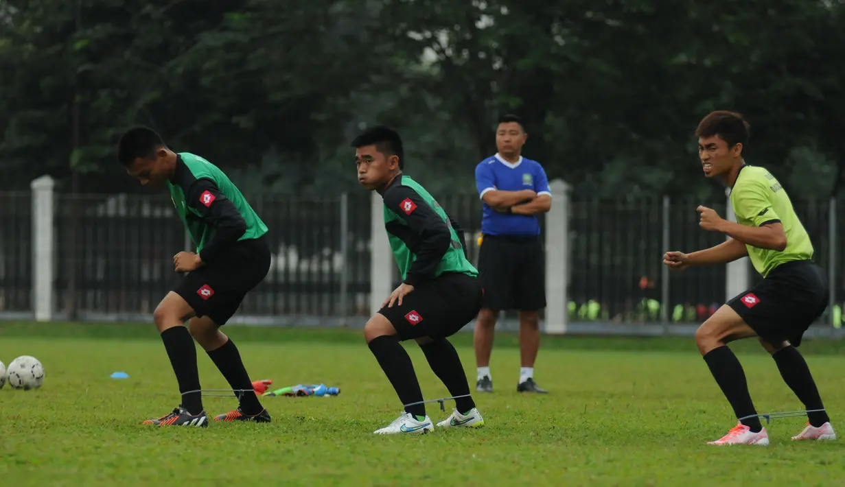 Pelatih Brunei Darussalam U-23, Steven Eng (kostum biru) mengawasi langsung sesi latihan di Lapangan C Senayan, Jakarta, Selasa (24/3/2015). Sejumlah peman timnas Brunei U-23 melakukan peregangan otot jelang berlatih. (Liputan6.com/Helmi Fithriansyah)