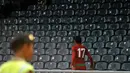 Ferdinand Sinaga terus menyisir tribun VIP untuk meluapkan emosinya akibat terus diejek saat berlaga kontra ASEAN ALL Star di Stadion GBK Jakarta, (11/5/2014). (Liputan6.com/Helmi Fithriansyah) 