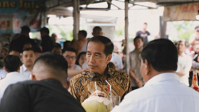 6 OOTD Serba Putih Seleb Ikut Nge-Bakso Bareng Presiden Jokowi dan Prabowo Subianto, Nagita Slavina hingga Celine Evangelista