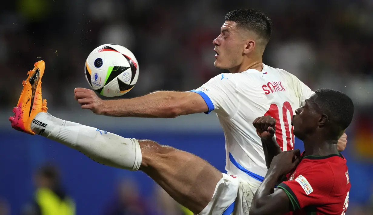 Portugal berhasil memetik 3 poin dengan susah payah usai menang 2-1 atas Republik Ceko. (AP Photo/Ebrahim Noroozi)