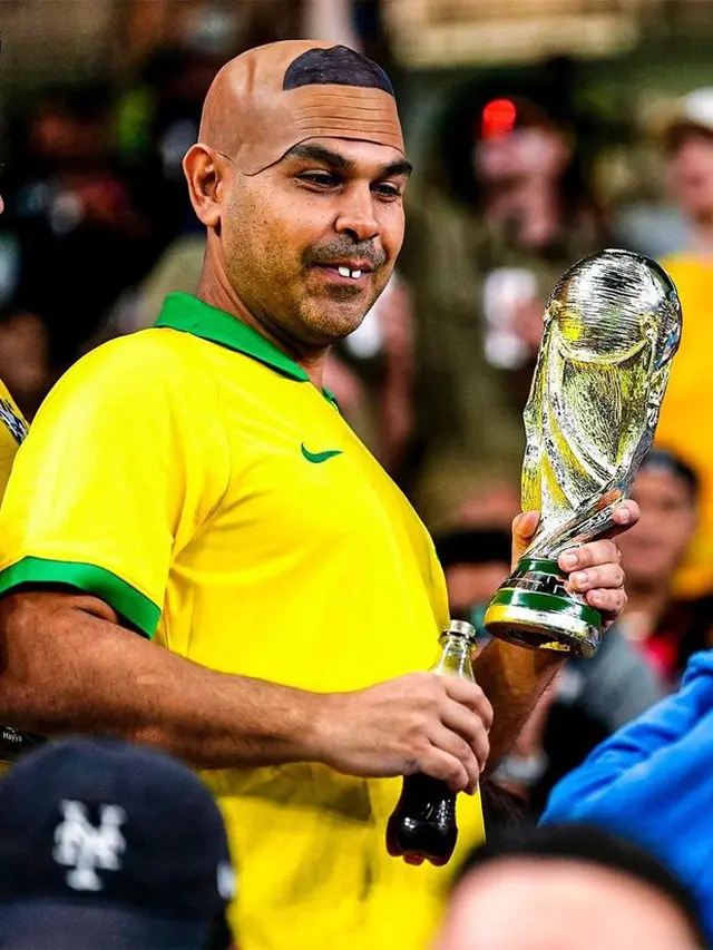 7 Potret Suporter Tim Nasional Pakai Kostum Unik di Piala Dunia 2022, Curi Perhatian