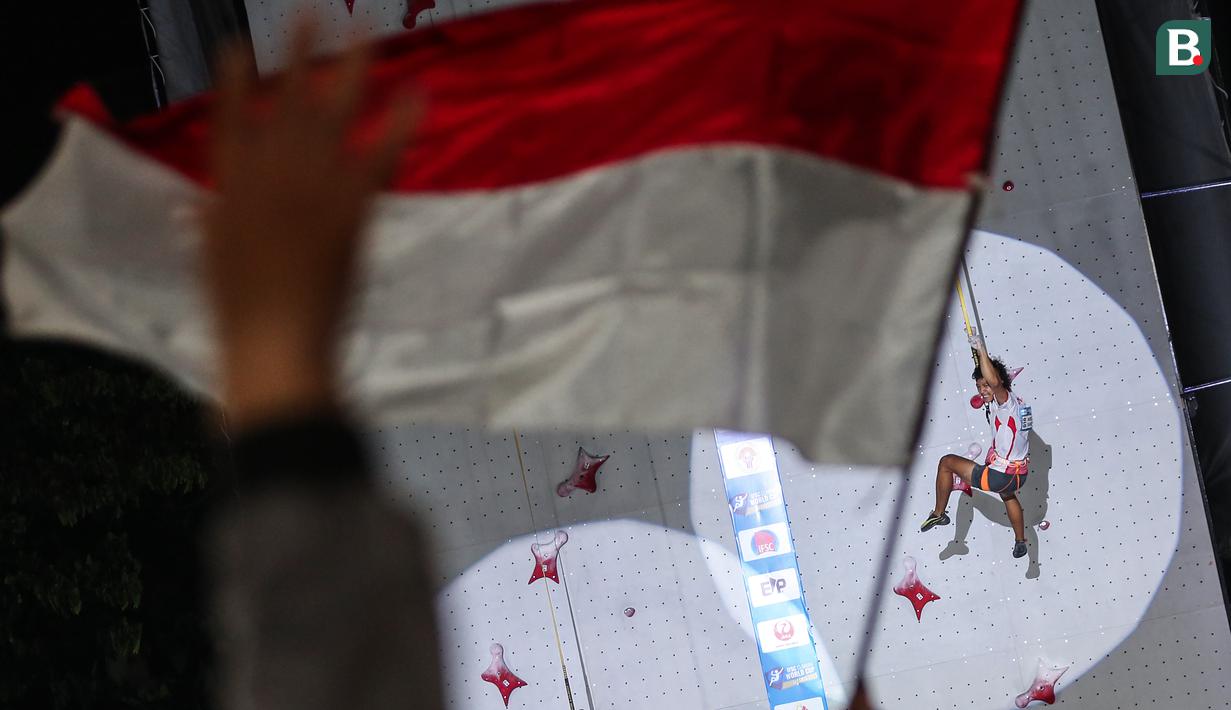 <p>Atlet panjat tebing Indonesia, Raharjati Nursamsa melakukan selebrasi setelah memenangkan nomor speed putra Kejuaraan Dunia Panjat Tebing IFSC 2023 seri Jakarta melawan atlet panjat tebing China, Xinshang Wang di Lot 6, Kompleks Stadion Utama Gelora Bung Karno, Jakarta, Indonesia, Minggu (07/05/2023). Raharjati berhasil mencatatkan waktu 5,11 detik. (Bola.com/Bagaskara Lazuardi)</p>