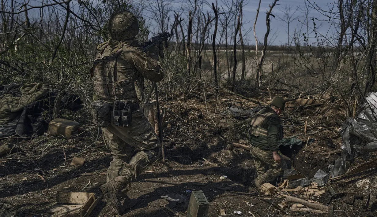 <p>Pertempuran untuk kota kecil dan sekarang sebagian besar hancur di tepi wilayah yang dikuasai Rusia di Donetsk telah menjadi yang paling berdarah dari perang 13 bulan saat Moskow mencoba menyuntikkan momentum ke dalam kampanyenya setelah kemunduran baru-baru ini. (AP Photo/Libkos)</p>