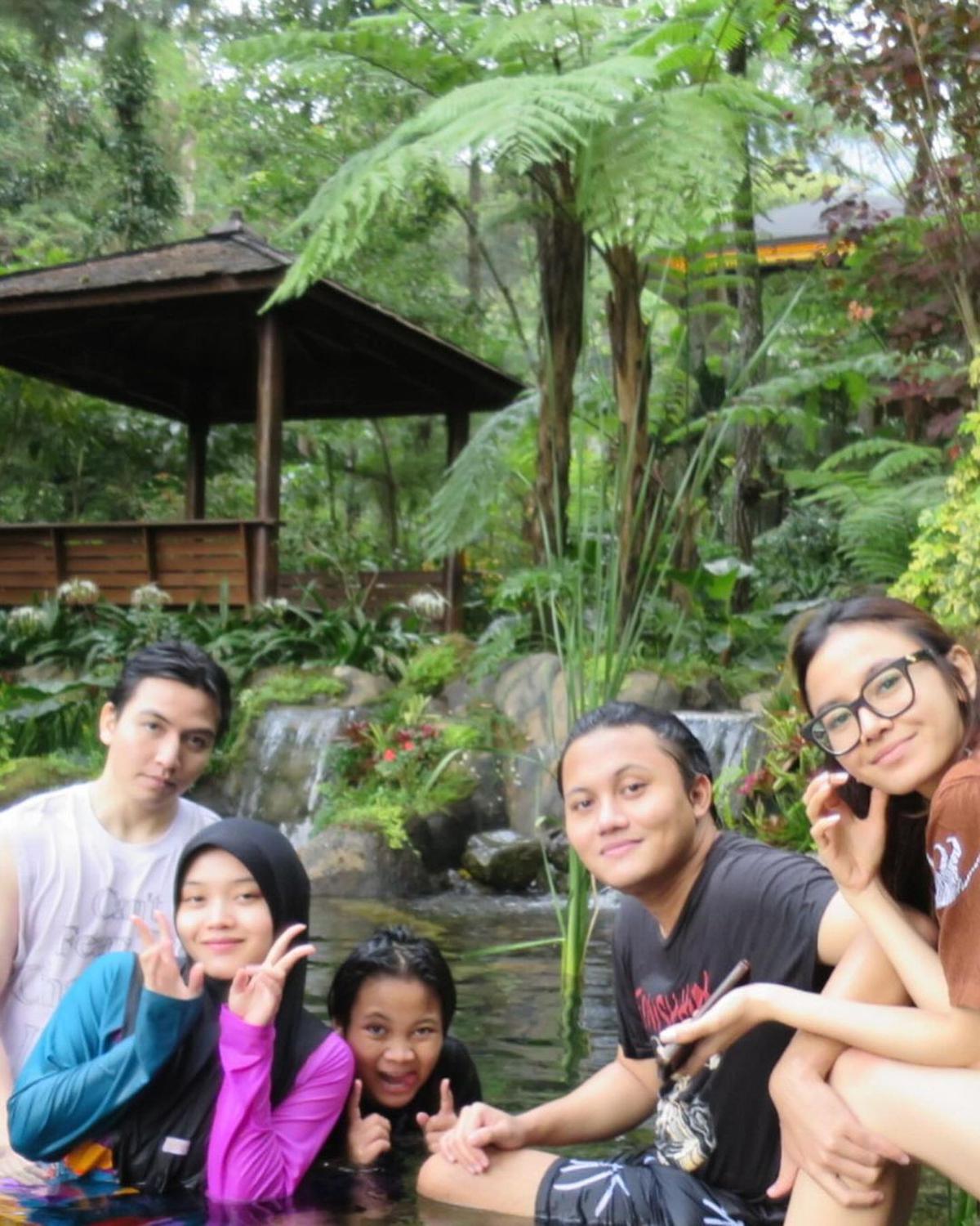 7 Potret Jeffry Reksa Bareng Keluarga Putri Delina, Sudah Akrab - Perlihatkan Kedekatan dengan Mahalini Juga