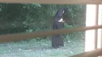 Sosok Jubah Hitam Misterius Ini Gegerkan Warga AS
