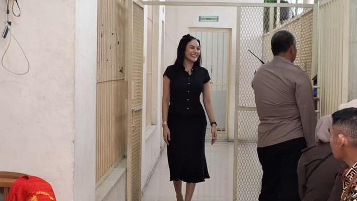 Nikita Mirzani Ceria Jelang Sidang Putusan Dugaan Pemerasan dan TPPU, Sempat Lenggak-lenggok bak Model