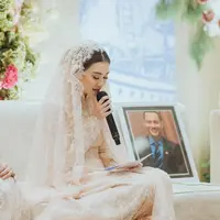 Sama seperti sewaktu lamaran, di momen ini juga Adjie Massaid dihadirkan dalam bentuk foto. Membuat suasana kian syahdu. (Foto: Instagram/ aaliyah.massaid)