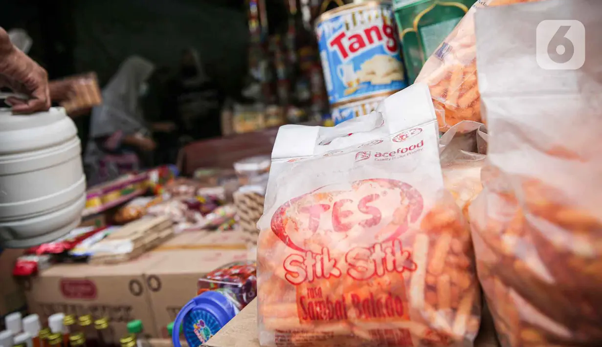 <p>Calon pembeli memilih kue kering dalam kemasan di lapak penjual kue musiman di Jalan Raya Bogor Km. 26, Jakarta, Sabtu (30/4/2022). Menurut pedagang penjualan kue kering kemasan di kawasan itu meningkat menjelang Lebaran. (Liputan6.com/Faizal Fanani)</p>