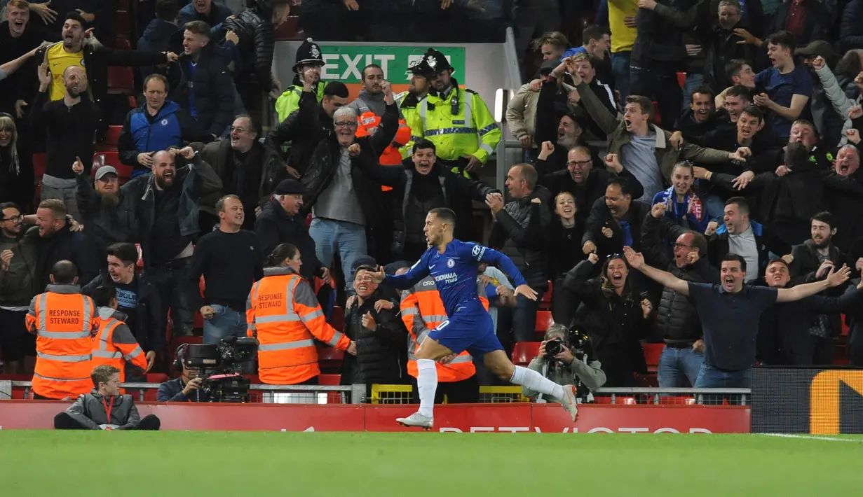 Gelandang Chelsea, Eden Hazard berselebrasi usai mencetak gol ke gawang Liverpool pada  babak ketiga Piala Liga Inggris di stadion Anfield (26/9). Gol Hazard di menit ke 85 menjadi penentu kemenangan Chelsea 2-1 atas Liverpool. (AP Photo/Rui Vieira)
