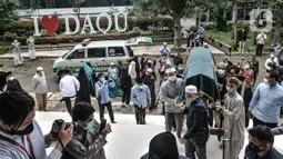 Santri dan kerabat saat menggotong keranda jenazah Ustaz Maaher untuk disalatkan di kompleks Pondok Pesantren Daarul Quran, Cipondoh, Tangerang, Banten, Selasa (9/2/2021). Ustaz Maaher meninggal dunia pada Senin (8/2) saat menjalani penahanan di Rutan Bareskrim Polri. (merdeka.com/Iqbal S. Nugroho)