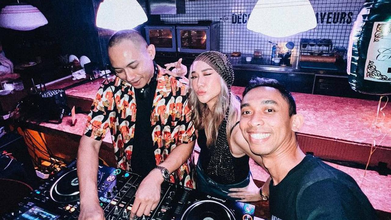 Tiko Bersemangat Memutar Lagu-Lagu Pesta