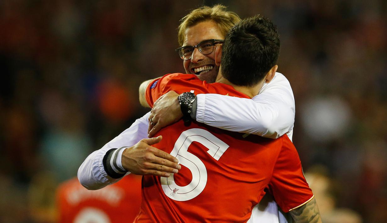 Pelatih Liverpool, Jurgen Klopp memeluk bek Dejan Lovren usai pertandingan melawan Villarreal di leg kedua liga Europa di Stadion Anfield, Inggris (6/5). Liverpool menang atas Villarreal dengan skor 3-0.(Reuters / Lee Smith)