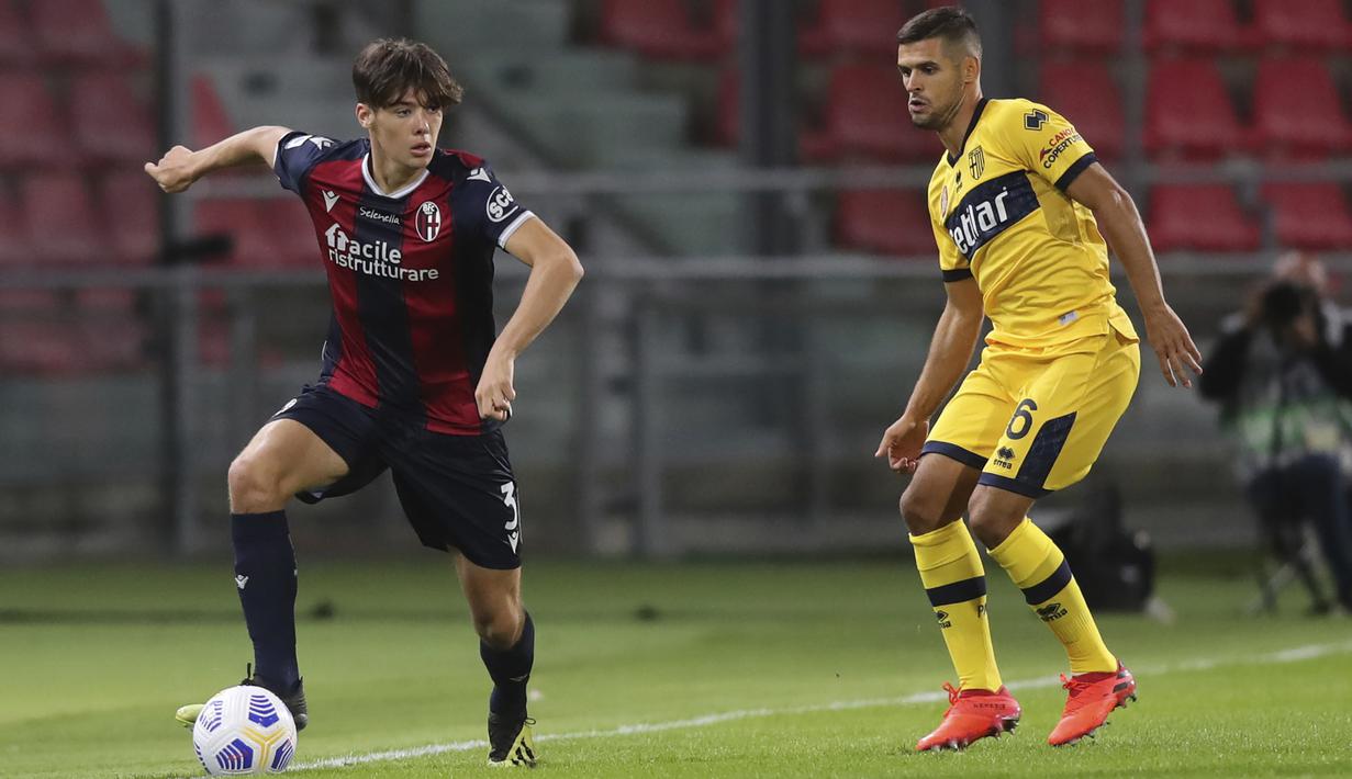 Bek Bologna, Aaron Hickey, menggiring bola saat menghadapi Parma pada laga lanjutan Liga Italia di di Stadion Renato Dell'Ara, Selasa (29/9/2020) dini hari WIB. Bolongna menang 4-1 atas Parma. (Filippo Rubin/LaPresse via AP)