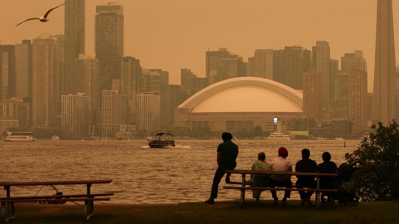Ngerinya Langit Kota Toronto Berubah Kekuningan akibat Asap Kebakaran Hutan