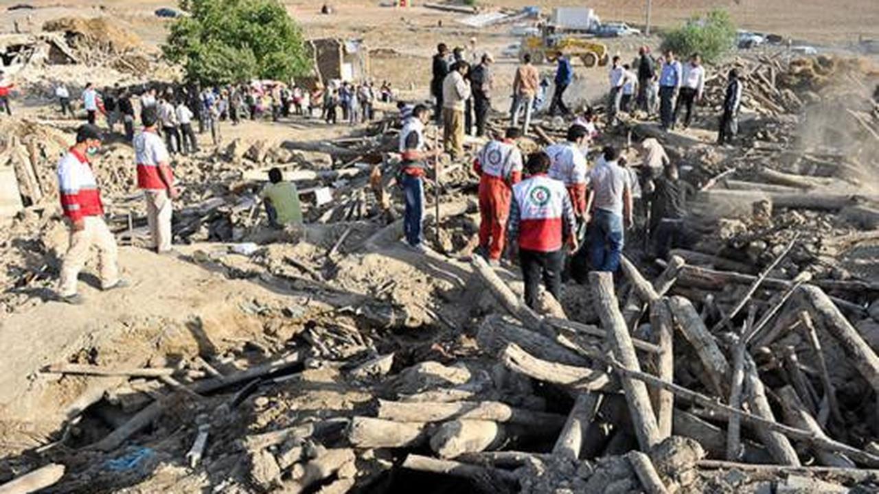Suasana pencarian korban gempa Iran