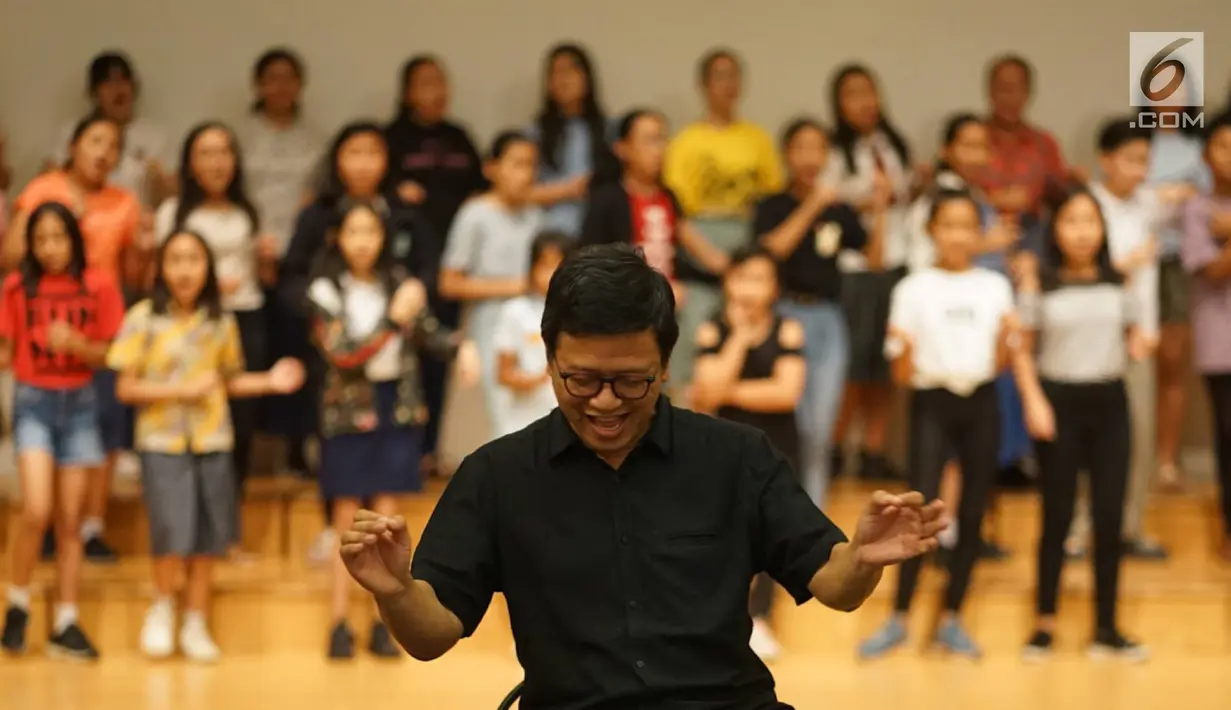 Konduktor Avip Priatna melakukan latihan jelang seri konser ke-10 The Resonanz Music Studio di Balai Resital Kertanegara, Jakarta, Kamis (22/8/2019). Konser Simfoni untuk Bangsa 2019 bertema ‘Mengenang 60 Tahun Elfa Secioria’ itu akan diselenggarakan pada 25 Agustus. (Liputan6.com/Immanuel Antonius)