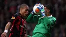 Tel Aviv Juan Pablo (kanan) berhasil mengamankan bola dari Frankfurt Anderson Soares de Oliveira (kiri) pada Liga Eropa Grup F pertandingan sepak bola antara Eintracht Frankfurt vs Maccabi Tel-Aviv FC di Frankfurt am Main, Jerman Tengah (24/10/13). (AFP/D