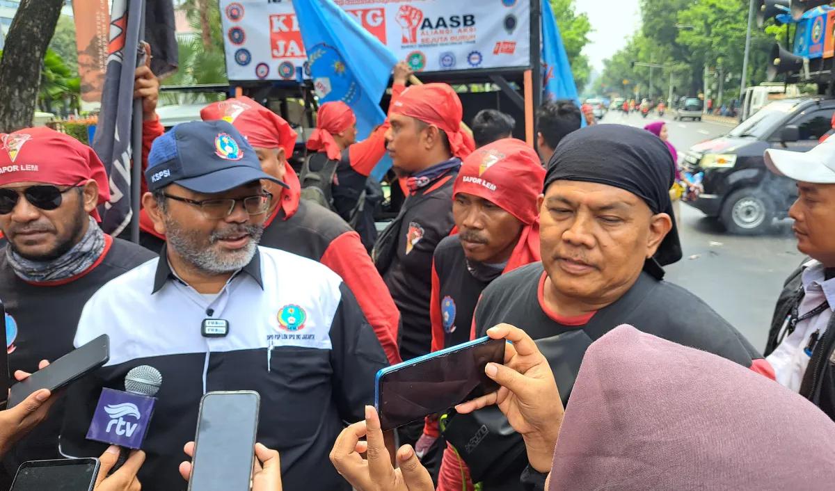 Mereka membawa atribut dan mengibarkan bendera kelompoknya masing-masing.&nbsp;