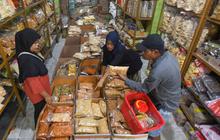 FOTO: Penjualan Kue Kering Melonjak Jelang Lebaran 2025