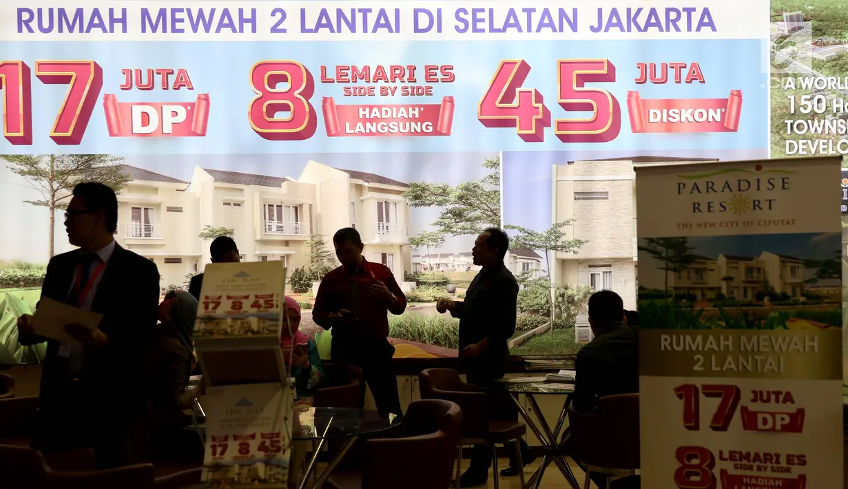 Pengunjung melihat maket rumah di pameran Indonesia Property Expo (IPEX) 2017 di JCC, Senayan, Jakarta, Jumat (11/8). Pameran properti tahunan ini menghadirkan hampir 900 proyek perumahan. (Liputan6.com/Angga Yuniar)