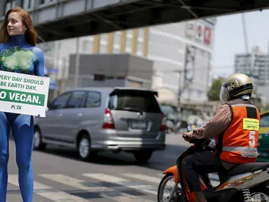 Seorang wanita anggota PETA (People for the Ethical Treatment of Animals) saat melakukan aksi untuk mempromosikan veganisme di Bangkok tanggal 21 April 2016. Wanita ini hanya berbikini saat melakukan aksinya. (REUTERS / Jorge Silva)