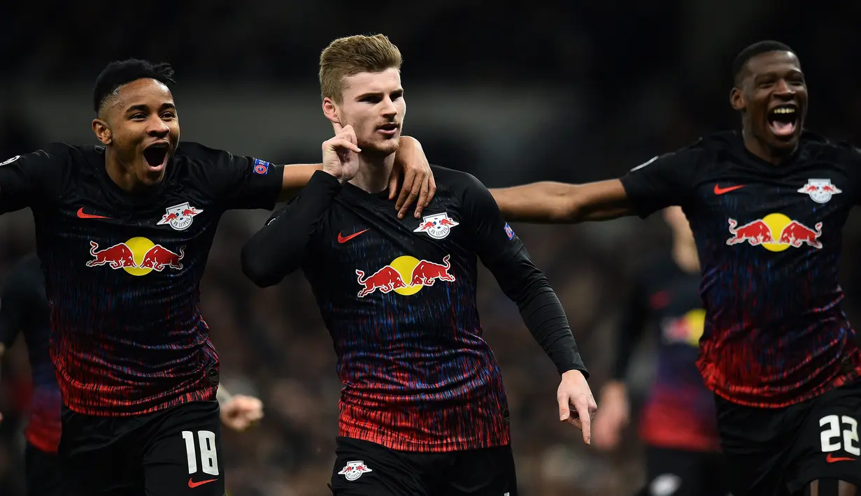 Saat menjamu Totteham di Red Bull Arena, Leipzig kembali membuat klub Inggris itu semakin merana dengan tiga gol tanpa balas. Leipzig mampu menyingkirkan Spurs dengan kemenangan agregat 4-0. (AFP/Glyn Kirk)