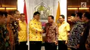 Ketua Partai Golkar Airlangga Hartarto bersalaman dengan Ketua Bawaslu Abhan usai melakukan pertemuan di DPP Partai Golkar, Jakarta, Senin (2/7). Pertemuan membahas Sosialisasi Pengawasan Pencalonan Pileg dan Pilpres 2019. (Liputan6.com/Johan Tallo)