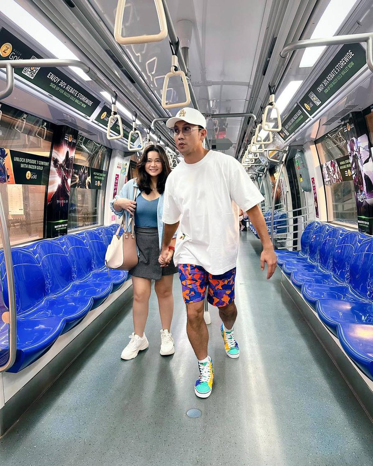 "Persiapan, kemarin akhirnya kita pergi belanja-belanja baju bayi. Ternyata banyak baju bayi," tambahnya.