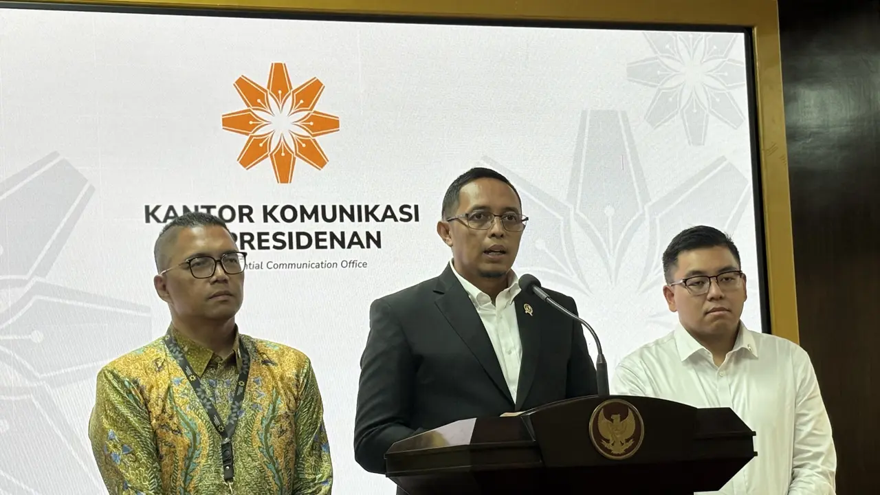 Kepala Kantor Komunikasi Kepresidenan Hasan Nasbi memberikan penjelasan soal pengumuman kabinet yang akan dibentuk oleh Presiden Prabowo Subianto. (Tira/Liputan6.com)