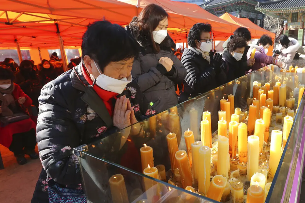 FOTO: Doa Orangtua Siswa saat Ujian Masuk Perguruan Tinggi di Korea Selatan