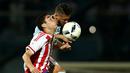 Duel antara pemain Argentina, Martin Demichelis, dan pemain Paraguay, Miguel Almiron, dalam laga Kualifikasi Piala Dunia 2018 zona Amerika Selatan, di Stadion Mario Kempes, Cordoba, Rabu (12/10/2016) pagi WIB. (Reuters/Marcos Brindicci)