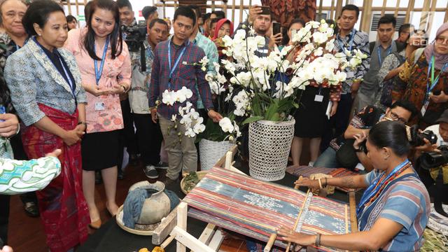 Menteri BUMN dan Kepala Bekraf Tinjau Pameran Produk UMKM di IMF-WB 2018