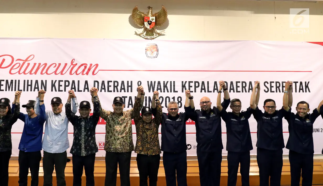 Ketua KPU RI Arief Budiman (kelima kanan) berfoto bersama dalam acara Peluncuran Pemilihan Kepala Daerah dan Wakil Kepala Daerah Serentak tahun 2018 di Gedung KPU, Menteng, Jakarta Pusat, Rabu (14/6). (Liputan6.com/JohanTallo)