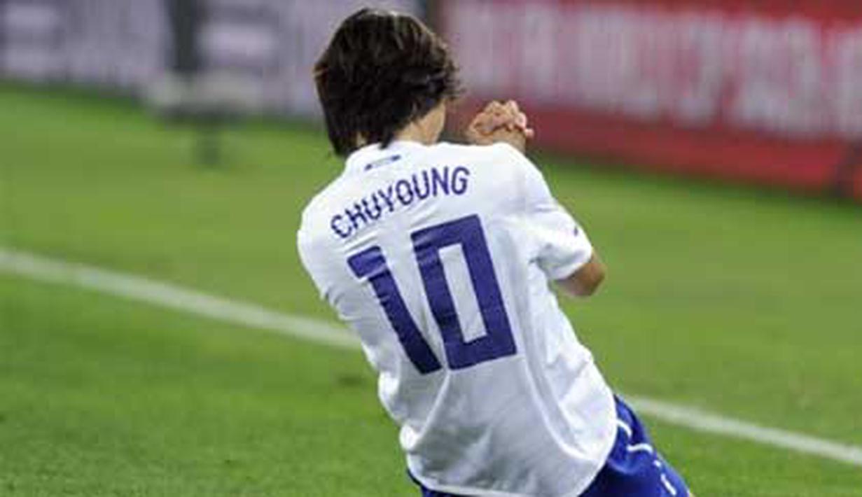 Ucap syukur striker Korea Selatan Park Chu-Young seusai mencetak gol ke gawang Nigeria di laga penyisihan Grup B PD 2010 di Moses Mabhida Stadium, Durban, 22 Juni 2010. Skor 2-2. AFP PHOTO / LIU JIN 
