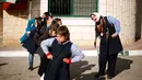 Seorang guru yang menderita Down Syndrome yang bernama Hiba Al-Sharfa ikut berolahraga bersama muridnya di sekolah Asosiasi Hak Hidup di Kota Gaza (21/12). (Reuters/Suhaib Salem)