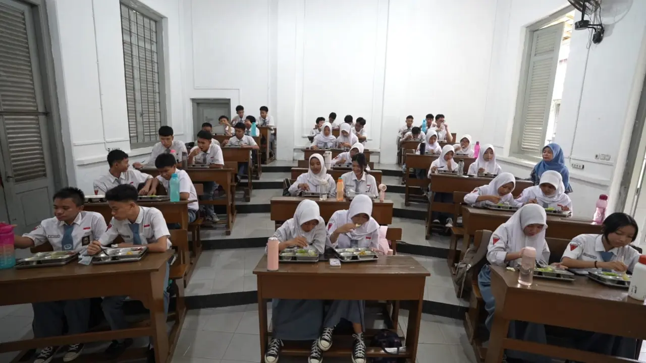 Pelaksanaan program Bakan Bergizi Gratis (MBG) di SMK Negeri 1 Jakarta, Kamis (8/1/2026). (Dok BGN)