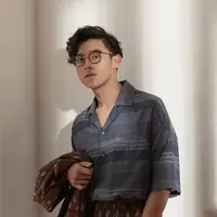 Cobalah kombinasi kemeja bermotif biru navy dengan celana motif cokelat untuk tampil anti monoton. Stylish! (Instagram/ardhitopramono).