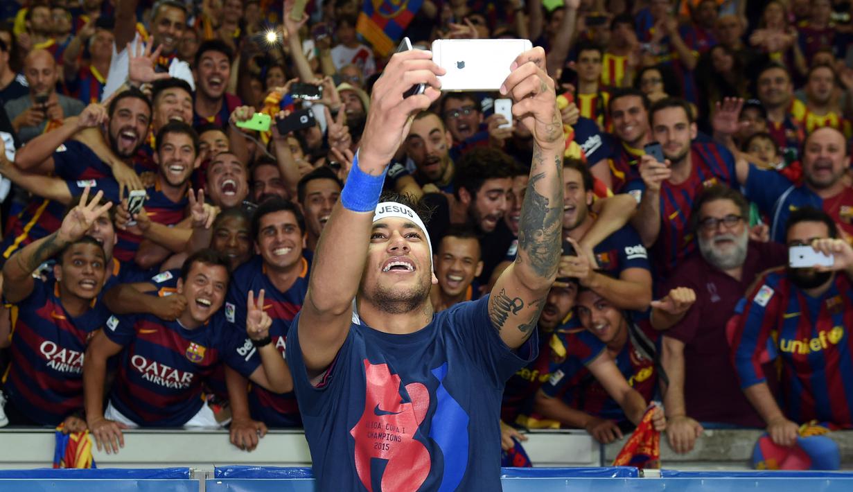 Striker Barcelona, Neymar, selfie bersama suporter usai meraih gelar Liga Champions setelah mengalahkan Juventus pada laga final di Stadion Olympic, Berlin, Sabtu (6/6/2015). (AFP/Olivier Morin)