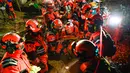 Anggota pemadam kebakaran sukarela berpartisipasi dalam latihan gempa di Guatemala City pada 2 Februari 2023. Kegiatan ini dilakukan jelang peringatan gempa tahun 1976 yang menewaskan 23.000 orang. (AFP/Johan Ordonez)