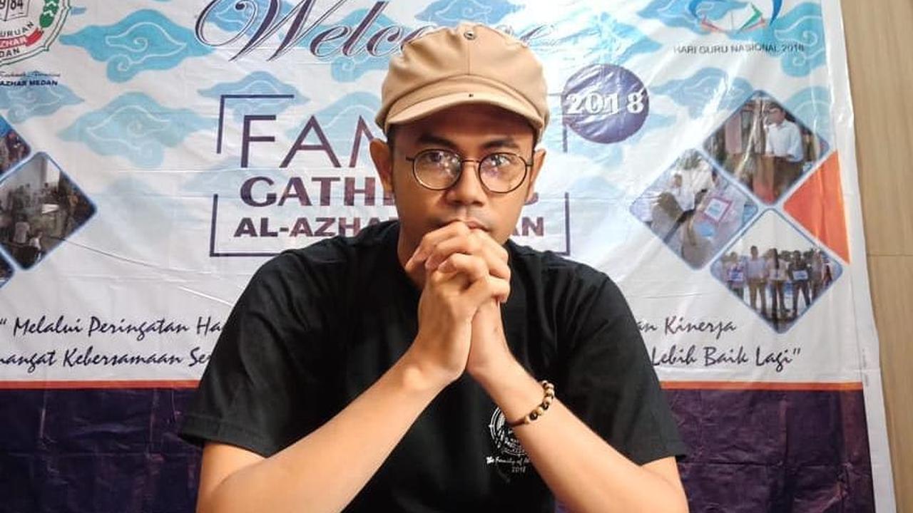 Akan tetapi, dengan motivasi dan semangatnya yang kuat, ia tak terpengaruh ejekan dan cibiran tersebut. Ia memutuskan menimba di Fakultas Bahasa dan Seni, Universitas Negeri Medan.&nbsp;