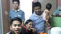 Andik Vermansah terlihat asyik buka puasa di rumah orang Indonesia yang bekerja di Malaysia. (istimewa)