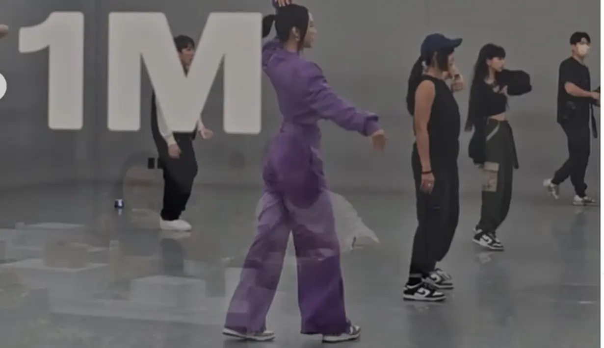 Tak hanya menikmati wisata budaya, Anya Geraldine juga menikmati wisata KPop langsung di sana [@anyageraldine]